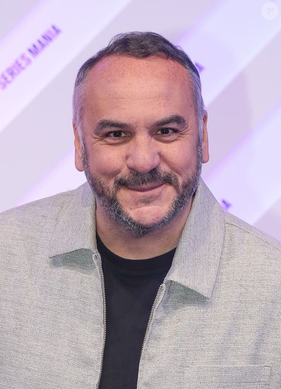 Loin de Paris, l’acteur profite de moments de calme dans cette petite ville qu’il affectionne particulièrement.

François-Xavier Demaison au Festival Séries Mania à Lille le 25 mars 2026.

© Stéphane Vansteenkiste / Bestimage