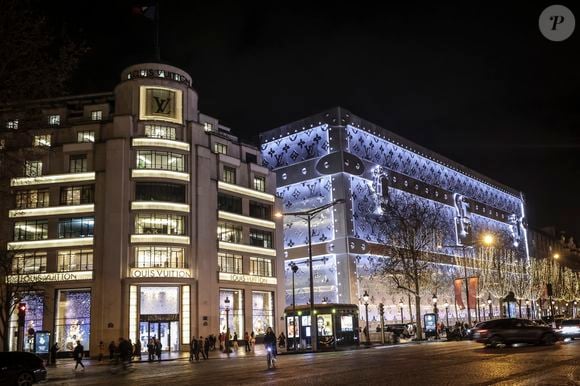 Louis Vuitton va ouvrir son hôtel de luxe sur les Champs Elysées !  Ce bâtiment incroyable se situera juste en face du célèbre flagship de Louis Vuitton.
© Jack Tribeca/Bestimage
