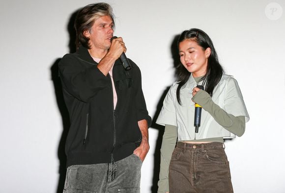 "Peu de gens le savent, parce que je n’ai pas fait de post avec le bébé dans les bras à la naissance", a déclaré Orelsan au public lors de l'avant-première à Bordeaux

Exclusif - Orelsan et Clara Choï à la première du film "Yoroï" au Kinepolis à Lomme le 9 octobre 2025. © Stéphane Vansteenkiste / Bestimage