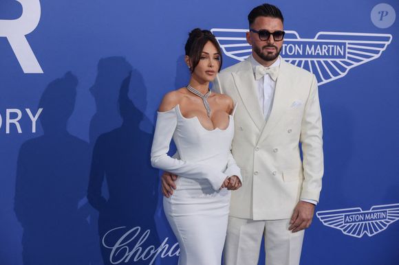 Mais lorsqu'il s'agit des voyages, les amoureux ont parfois du mal à se coordonner. 

Nabilla Benattia, Thomas Vergara foulent le tapis bleu de l'AmFar 2023 à l'hôtel Eden Roc d'Antibes, France, le 25 mai 2023. Photo par Marco Piovanotto/ABACAPRESS.COM