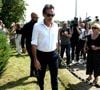 Anthony Delon découvrant les hommages devant les grilles de la propriété de Douchy, quelques heures avant les obsèques de leur père, A.Delon, le 24 août 2024
©Agence / Bestimage
