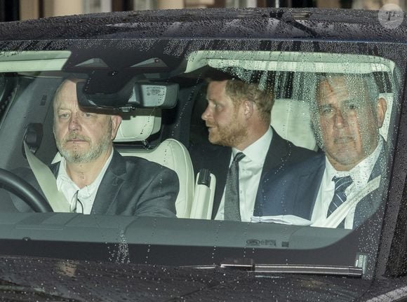 Le prince Harry quitte Clarence House, à Londres, Royaume-Uni, le 10 septembre 2025. Buckingham Palace a confirmé que le roi avait pris un thé privé avec son fils, le duc de Sussex, lors d'une visite de la résidence royale qui a duré environ 50 minutes. © The Sun/News Licensing/ABACA