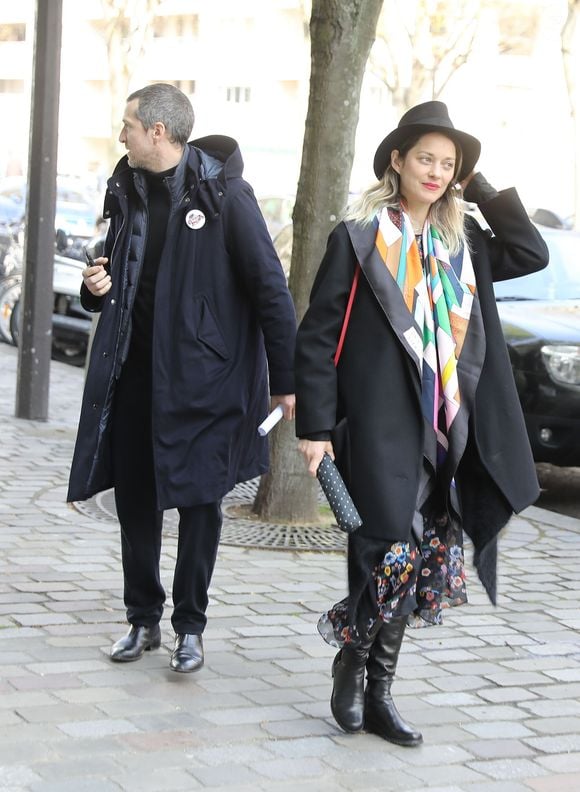 Marion Cotillard et son compagnon Guillaume Canet à la sortie de l'hommage à Agnès Varda dans la Cinémathèque française avant ses obsèques au cimetière du Montparnasse à Paris, France, le 2 avril 2019.