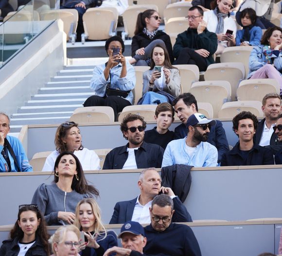 La famille Kretz (série L'Agence sur TMC et Netflix),Olivier Kretz, Sandrine Kretz, Louis Kretz, Valentin Kretz et Martin Kretz - Les célébrités dans les tribunes des Internationaux de France de tennis de Roland Garros 2024 à Paris le 5 juin 2024. © Jacovides-Moreau/Bestimage