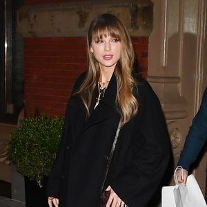 11/03/2025 Taylor Swift et Gigi Hadid sortent au Zero Bond à New York City. La chanteuse de 35 ans portait un caban bleu associé à une jupe à carreaux et des bottes hauteur genou. Gigi portait un long trench-coat noir associé à un pantalon en cuir et des talons noirs. © : The ImageDirect / Bestimage