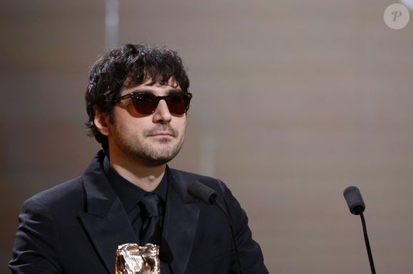 Guillaume Marbeck avec le César du meilleur réalisateur pour le film "Nouvelle Vague" au nom de Richard Linklater lors de la 51e cérémonie des César du cinéma qui s'est tenue à l'Olympia le 26 février 2026, à Paris, France. Photo by Nasser Berzane/ABACAPRESS.COM