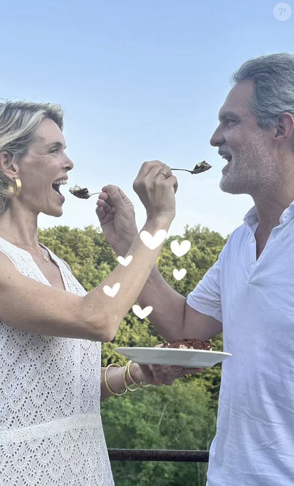 Le couple apparaît en train de déguster un tiramisù préparé spécialement pour l'occasion.

 Capture d'écran d'une vidéo Instagram de Julia Andrieu.
