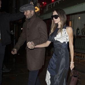 Sir David Beckham et son épouse Lady Victoria Beckham ont dîné au Dorian bistro à Notting Hill avec leurs amis Jamie Salter et Sheryl Salter. Nigella Lawson, qui mangeait également dans le restaurant, a pris une photo avec les Beckham avant de partir ! Le 13 novembre 2025 @GOFF  / BESTIMAGE