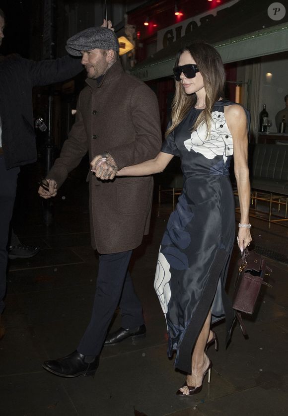 Sir David Beckham et son épouse Lady Victoria Beckham ont dîné au Dorian bistro à Notting Hill avec leurs amis Jamie Salter et Sheryl Salter. Nigella Lawson, qui mangeait également dans le restaurant, a pris une photo avec les Beckham avant de partir ! Le 13 novembre 2025 @GOFF  / BESTIMAGE