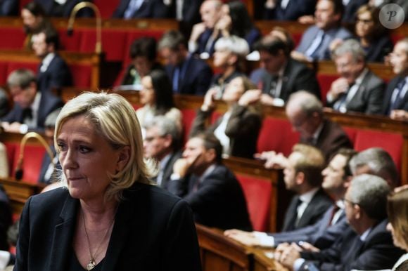 Marine Le Pen lors d'un débat sur deux motions de censure contre le gouvernement français, déposées par l'alliance des partis de gauche le "Nouveau Front Populaire" (NFP) et le parti d'extrême droite Rassemblement National, après l'utilisation par le gouvernement français de l'article 49.3, une clause spéciale dans la Constitution française, pour faire passer le projet de loi de finances à l'Assemblée nationale sans un vote des législateurs, à l'Assemblée nationale à Paris, le 4 décembre 2024.   © Stéphane Lemouton / Bestimage