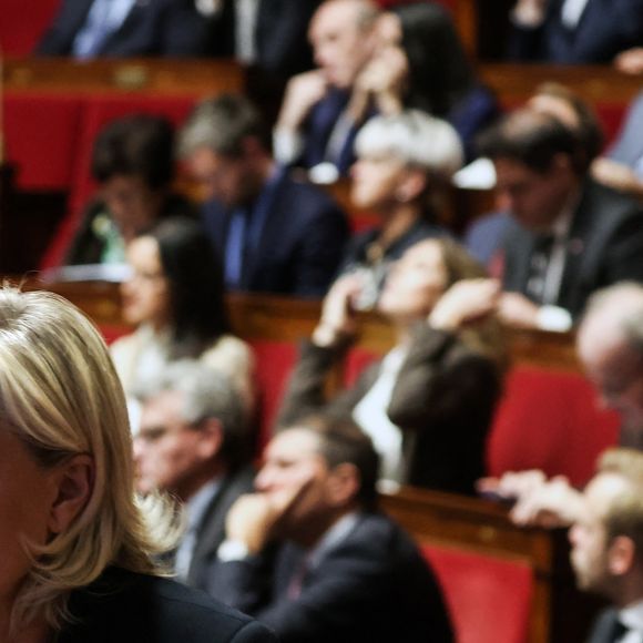 Marine Le Pen lors d'un débat sur deux motions de censure contre le gouvernement français, déposées par l'alliance des partis de gauche le "Nouveau Front Populaire" (NFP) et le parti d'extrême droite Rassemblement National, après l'utilisation par le gouvernement français de l'article 49.3, une clause spéciale dans la Constitution française, pour faire passer le projet de loi de finances à l'Assemblée nationale sans un vote des législateurs, à l'Assemblée nationale à Paris, le 4 décembre 2024.   © Stéphane Lemouton / Bestimage