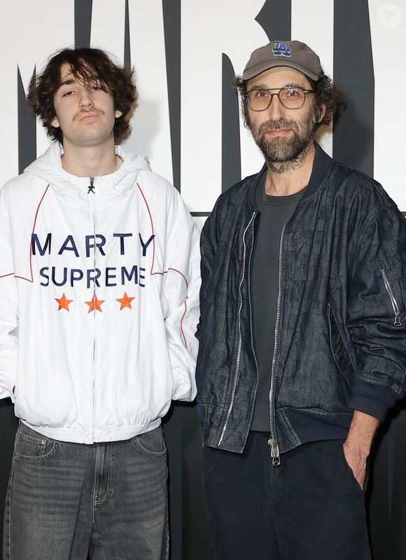 Sans la maman Elodie Bouchez, la moitié de Daft Punk et l'adolescent ont fait une apparition remarquée sur le tapis rouge de l'événement.

Thomas Bangalter (Daft Punk) avec son fils Roxan Bangalter - Avant-première du film "Marty Supreme" au Grand Rex à Paris le 3 février 2026. © Coadic Guirec/Bestimage