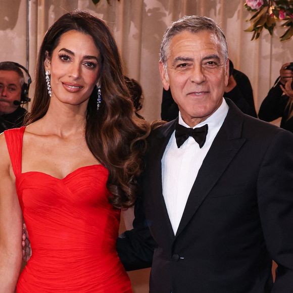 "Deuxièmement, Amal et moi nous engageons à faire en sorte que, quoi qu’il arrive à notre village, nous fassions partie de cette communauté et que nous contribuions à sa reconstruction." 

George et Amal Clooney à la 83e cérémonie annuelle des Golden Globe Awards à l'hôtel Beverly Hilton le 11 janvier 2026 à Beverly Hills, Los Angeles, Californie, États-Unis. © Backgrid USA / Bestimage