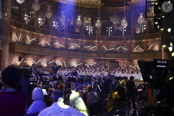Exclusif - 200 chanteurs de la chorale Spectacul'Art dirigée par Vincent Fuchs lors de l'enregistrement de l'émission Le Grand Echiquier - Spécial Claude François présentée par C.Chazal et A.Manoukian et diffusée le 13 janvier sur France, à l'Opéra royal du château de Versailles, accompagné par l'Orchestre de l'Opéra Royal à Versailles, France, le 16 septembre 2025. © Jack Tribeca/Bestimage