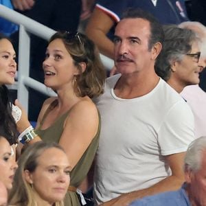 Derrière ce choix 

Jean Dujardin et sa femme Nathalie Péchalat - People dans les tribunes lord du match d'ouverture de la Coupe du Monde de Rugby France 2023 avant le match de la Poule A entre la France et la Nouvelle-Zélande au Stade de France à Saint-Denis le 8 septembre 2023.  © Dominique Jacovides/Bestimage