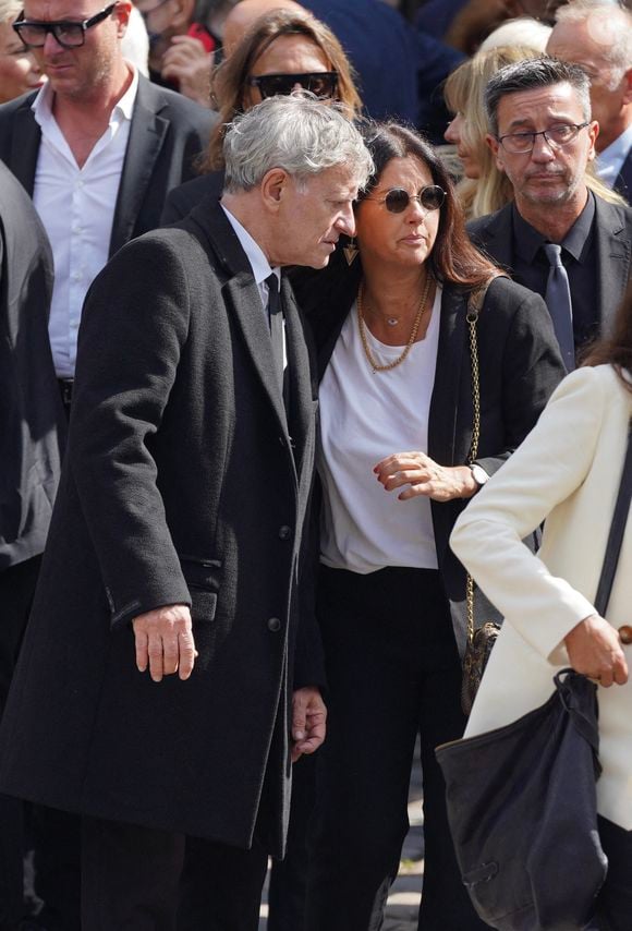 Francis Huster et Cristiana Reali après les funérailles de Jean-Paul Belmondo à l'église Saint-Germain-Des-Pres à Paris, France, le 10 septembre 2021. Le célèbre acteur français Jean-Paul Belmondo est décédé lundi 6 septembre à l'âge de 88 ans. Photo by ABACAPRESS.COM