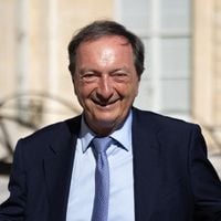 Michel-Edouard Leclerc, patron le plus connu de France, remet la légion d'honneur à une chanteuse connue, "une amie"