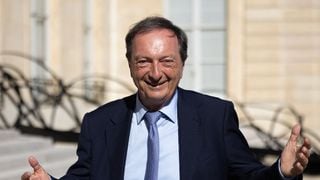 Michel-Edouard Leclerc, patron le plus connu de France, remet la légion d'honneur à une chanteuse connue, "une amie"