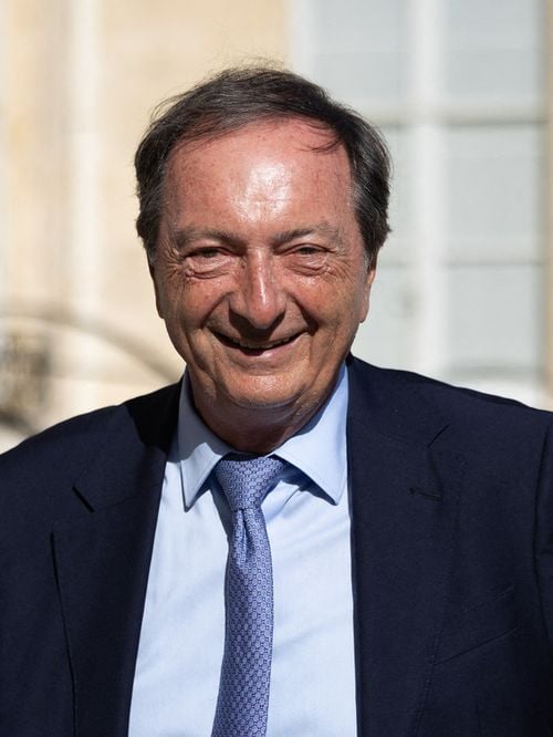Michel-Edouard Leclerc, patron le plus connu de France, remet la légion d'honneur à une chanteuse connue, "une amie"