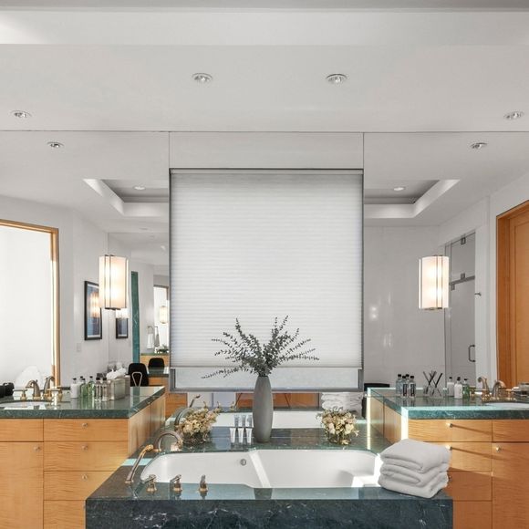 Exclusif - La nouvelle villa de Kanye West à Beverly Hills. Kanye a finalisé l'achat hors marché pour 35 millions de dollars. La propriété de style méditerranéen comprend environ 1900 m2 d'espace habitable, des jardins privés et des vues panoramiques sur la ville. Los Angeles, le 15 décembre 2024.