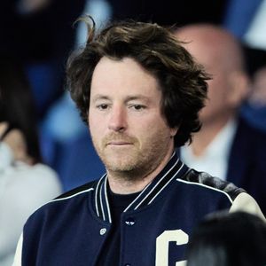 Cela fait en effet 5 ans qu'il partage la vie d'une mystérieuse femme. 

Jean Imbert - People dans les tribunes lors du match de football Ligue 1 Uber Eats opposant le PSG à l'OM (4-0) au Parc des Princes à Paris le 24 septembre 2023. © Cyril Moreau/Bestimage