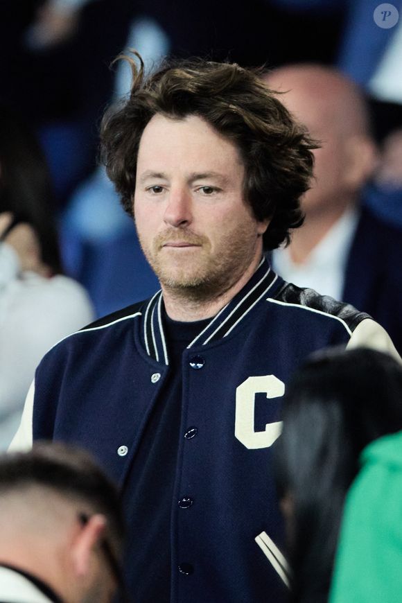 Cela fait en effet 5 ans qu'il partage la vie d'une mystérieuse femme. 

Jean Imbert - People dans les tribunes lors du match de football Ligue 1 Uber Eats opposant le PSG à l'OM (4-0) au Parc des Princes à Paris le 24 septembre 2023. © Cyril Moreau/Bestimage
