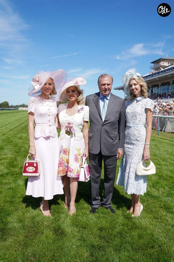 S.A.R. le Prince Charles de Bourbon des Deux-Siciles, S.A.R. la Princesse Camilla de Bourbon des Deux-Siciles, S.A.R. la Princesse Maria Carolina de Bourbon des Deux-Siciles, S.A.R. la Princesse Maria Chiara de Bourbon des Deux-Siciles - Prix de Diane Longines 2026 à l'Hippodrome de Chantilly le 14 juin 2026.
© Anne-Sophie Guebey / Bestimage