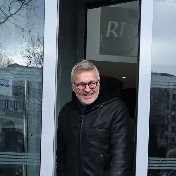 Dans le village, personne ne le croise. Où alors très rarement.

Exclusif - Laurent Ruquier - Les célébrités quittent les studios de RTL à Neuilly sur Seine, le 9 janvier 2025. © Agence Bestimage