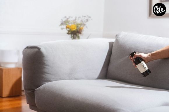 Le mélange doit être vaporisé légèrement, sans détremper les tissus, pour favoriser un séchage rapide.

Photo d'illustration - Cette astuce à trois ingrédients permet de rafraîchir les rideaux, canapés et autres textiles avec une simple pulvérisation