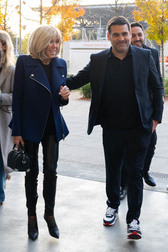 Brigitte Macron et Matthieu Lartot journaliste et commentateur sportif, fondateur de l'association Debout En Bouts. 30 amputés portant des prothèses défilent sur le court Philippe-Chatrier du stade Roland-Garros le 08 octobre 2025 à Paris, France. Photo by Nasser Berzane/ABACAPRESS.COM