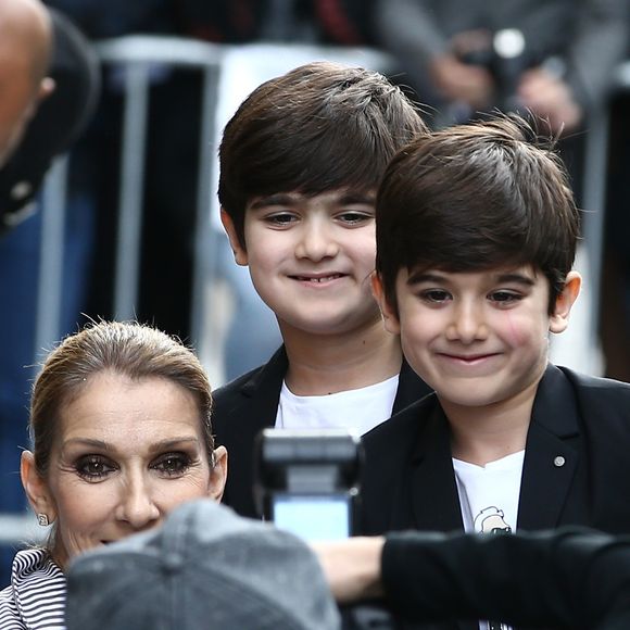 Eddy et Nelson Angelil - Celine Dion quitte l'hôtel Royal Monceau avec ses enfants et prend un jet privé au Bourget le 10 août 2017. (Agence/Bestimage).