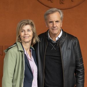 Cette situation avait particulièrement pesé sur son épouse, Anne de Savignac, et plus largement sur "la vie personnelle et l'intimité familiale".
Bernard de la Villardière et sa femme Anne de Savignac au village lors des Internationaux de France de Tennis de Roland Garros 2025, à Paris, France, le 7 juin 2025. © Cyril Moreau/Bestimage