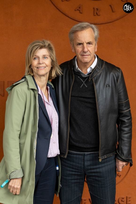 Cette situation avait particulièrement pesé sur son épouse, Anne de Savignac, et plus largement sur "la vie personnelle et l'intimité familiale".

Bernard de la Villardière et sa femme Anne de Savignac au village lors des Internationaux de France de Tennis de Roland Garros 2025, à Paris, France, le 7 juin 2025. © Cyril Moreau/Bestimage