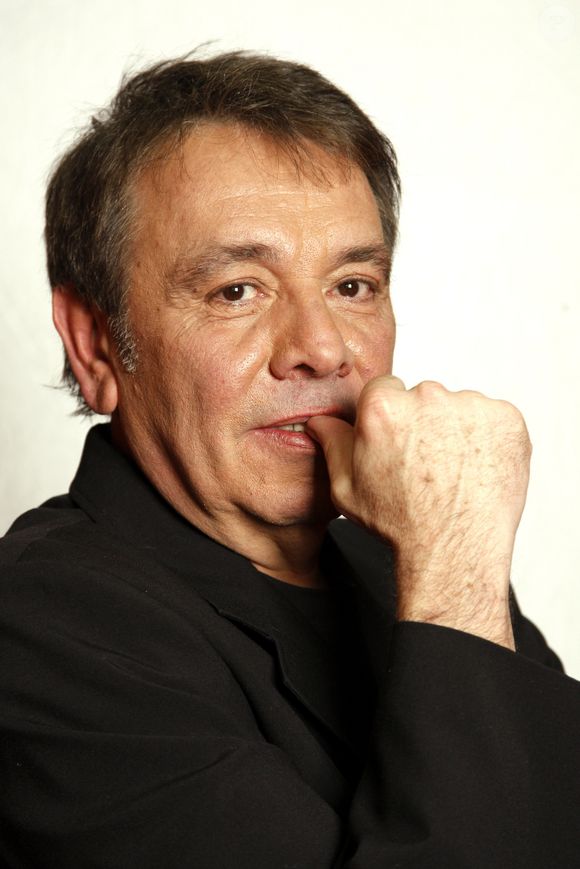 C'est sa chanson, Le Titre, écrite par Jacques Lanzmann, qui lui a permis de rencontrer son public. Et depuis il ne s'est jamais arrêté.

Jean Guidoni

2009 - Archive Portrait