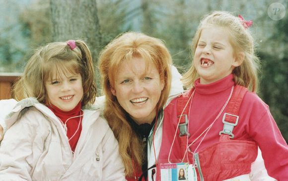 Un fichier photo de la duchesse d'York Sarah Ferguson. Photographiée avec ses deux filles, la princesse Eugénie (à gauche) et la princesse Béatrice (à droite). Photographiées à l'extérieur de la station de vacances de Verbier en Suisse. Photo by News Licensing/ABACAPRESS.COM