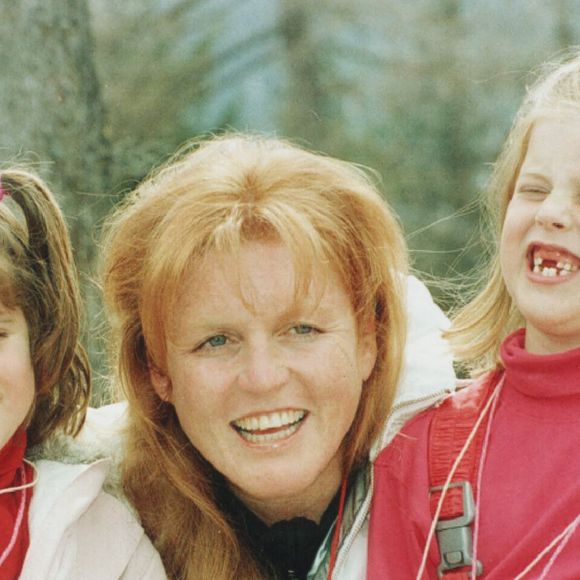 Un fichier photo de la duchesse d'York Sarah Ferguson. Photographiée avec ses deux filles, la princesse Eugénie (à gauche) et la princesse Béatrice (à droite). Photographiées à l'extérieur de la station de vacances de Verbier en Suisse. Photo by News Licensing/ABACAPRESS.COM