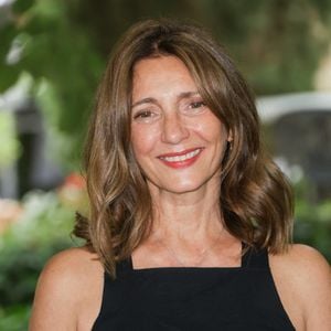 Lors d'une récente interview, la comédienne de 57 ans a dénoncé l'injustice salariale à laquelle elle a été confrontée lors d'un projet de spectacle.
Valérie Karsenti lors du photocall du film « Adieu Jean-Pat » à l'occasion de la 18e édition du Festival du film francophone d'Angoulême (FFA), le 27 août 2025.
© Coadic Guirec / Bestimage