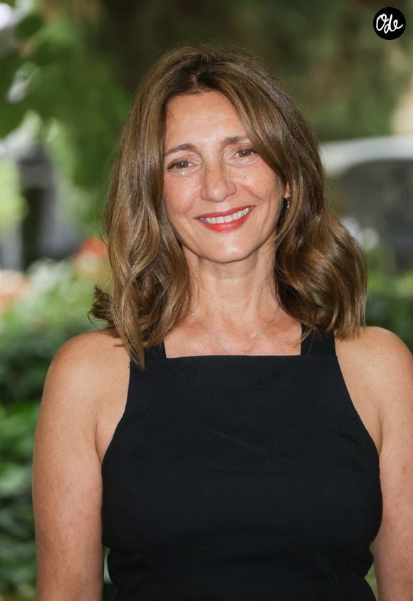Lors d'une récente interview, la comédienne de 57 ans a dénoncé l'injustice salariale à laquelle elle a été confrontée lors d'un projet de spectacle.

Valérie Karsenti lors du photocall du film « Adieu Jean-Pat » à l'occasion de la 18e édition du Festival du film francophone d'Angoulême (FFA), le 27 août 2025.

© Coadic Guirec / Bestimage