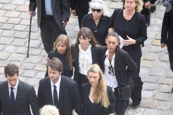 Victor, Alessandro avec sa compagne Meline, Stella, Annabelle, Elodie Constantin et Luana lors de la cérémonie d’hommage national à Jean-Paul Belmondo à l’Hôtel des Invalides à Paris, France, le 9 septembre 2021. © Dominique Jacovides/Bestimage