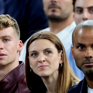 Léon Marchand, Manon Apithy-Brunet, Tony Parker - Les célébrités en tribunes pendant la finale de basketball opposant les Etats-Unis à la France (98-87) lors des Jeux Olympiques de Paris 2024 (JO) à l'Arena Bercy, à Paris, France, le 10 août 2024. © Jacovides-Perusseau/Bestimage