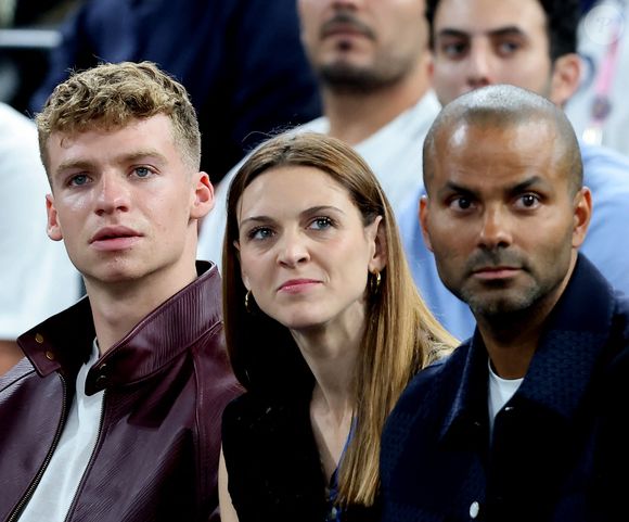 Léon Marchand, Manon Apithy-Brunet, Tony Parker - Les célébrités en tribunes pendant la finale de basketball opposant les Etats-Unis à la France (98-87) lors des Jeux Olympiques de Paris 2024 (JO) à l'Arena Bercy, à Paris, France, le 10 août 2024. © Jacovides-Perusseau/Bestimage