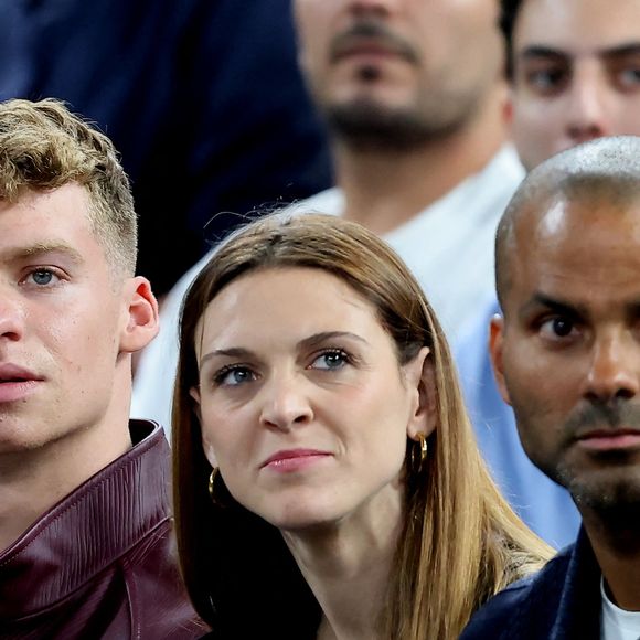 Léon Marchand, Manon Apithy-Brunet, Tony Parker - Les célébrités en tribunes pendant la finale de basketball opposant les Etats-Unis à la France (98-87) lors des Jeux Olympiques de Paris 2024 (JO) à l'Arena Bercy, à Paris, France, le 10 août 2024. © Jacovides-Perusseau/Bestimage
