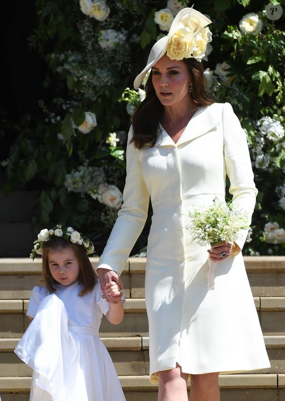 La duchesse de Cambridge Catherine (à droite) et sa fille la princesse Charlotte (à gauche) quittent la chapelle Saint-Georges du château de Windsor après la cérémonie du mariage royal du prince Harry, duc de Sussex, et de Meghan, duchesse de Sussex, à Windsor, en Grande-Bretagne, le 19 mai 2018. Le couple s'est vu conférer les titres royaux de duc et duchesse de Sussex par le monarque britannique. Photo by Neil Hall / ABACAPRESS.COM