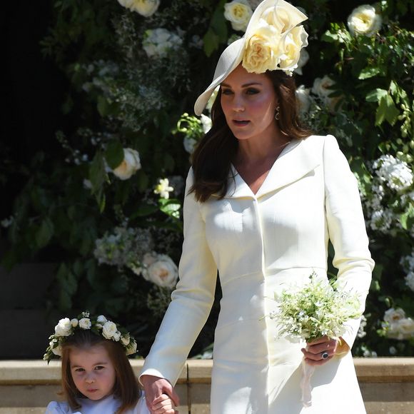 La duchesse de Cambridge Catherine (à droite) et sa fille la princesse Charlotte (à gauche) quittent la chapelle Saint-Georges du château de Windsor après la cérémonie du mariage royal du prince Harry, duc de Sussex, et de Meghan, duchesse de Sussex, à Windsor, en Grande-Bretagne, le 19 mai 2018. Le couple s'est vu conférer les titres royaux de duc et duchesse de Sussex par le monarque britannique. Photo by Neil Hall / ABACAPRESS.COM