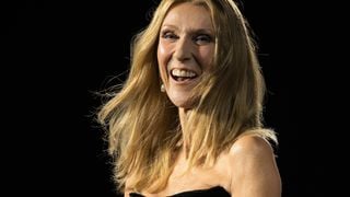 Céline Dion : plus de 360 diamants et 207 carats… la chanteuse porte une nouvelle parure spectaculaire sur scène