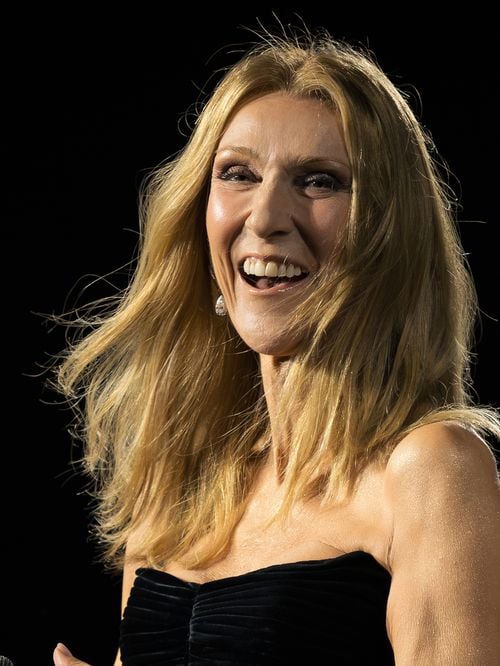 Céline Dion : plus de 360 diamants et 207 carats… la chanteuse porte une nouvelle parure spectaculaire sur scène