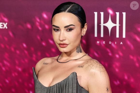 La raison ? La jeune trentenaire a expliqué vouloir préserver sa santé. 

Demi Lovato au photocall de la première mondiale du documentaire "Infinite Icon : A Visual Memoir" à l'AMC The Grove 14 de Los Angeles, Californie, Etats-Unis, le 22 janvier 2026. © RALL/Backgrid USA/Bestimage