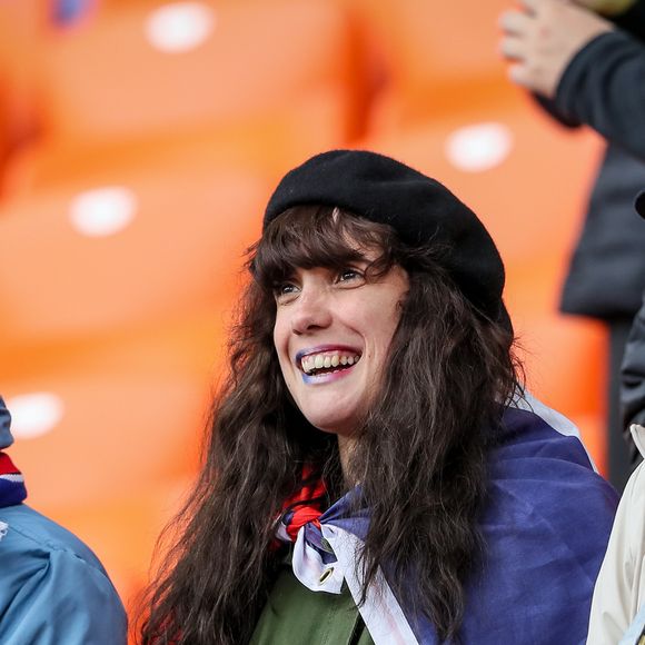 Soeur d'Antoine Griezmann, Maud s'occupe de ses affaires depuis 10 ans.

Alain Griezmann, Maud Griezmann (qui était au bataclan lors des attentats de 2015), Isabelle Griezmann lors du match de coupe du monde opposant la France au Pérou au stade Ekaterinburg à Yekaterinburg, Russie. © Cyril Moreau/Bestimage