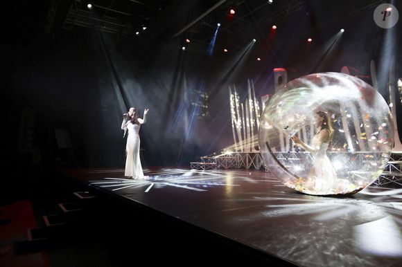 Exclusif - - Les célèbres personnalités de la télé se sont retrouvés avec bonheur, dans le Sud, à Vallauris Golf-Juan, pour assister à un magnifique show de cabaret, en présence de Mr Le Maire K. Luciano et ses adjoints, heureux de répondre à l'invitation du dynamique Président de l'association "Valoriser Vallauris Golf-Juan", Mr B. Darde, ce passionné d'art et du monde associatif projette également de créer un Musée de Sculpture à ciel ouvert , mêlant Art et Espace Public. © Jack Tribeca/Bestimage