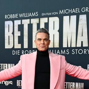Le chanteur, qui a sorti son biopic, a eu une vie personnelle bien mouvementée.
Robbie Williams - Première du film "Better Man" à Cologne, le 8 décembre 2024.
©Action Press / Bestimage